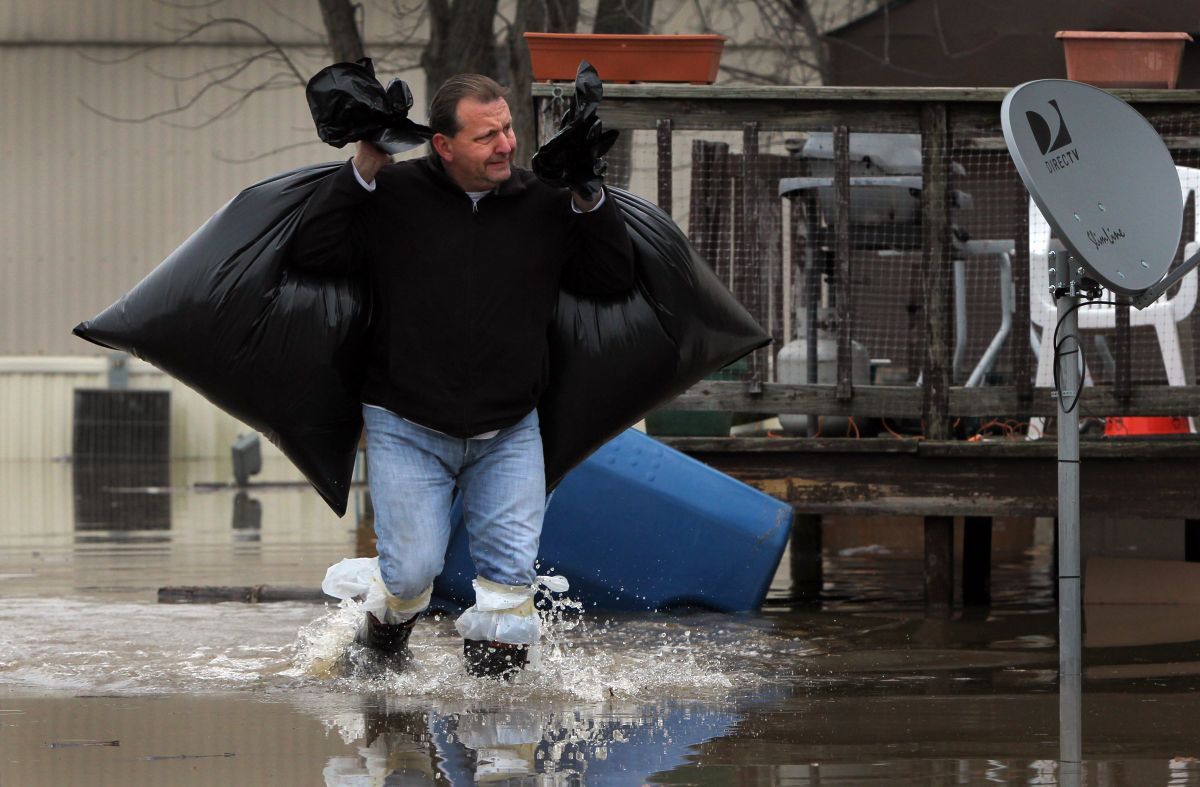 Arnold residents evacuated as Meramec River crests